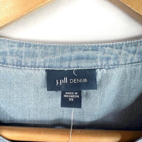 NWT J. Jill Clarity Wash Knot Button Denim Top XS - Picture 3 of 8